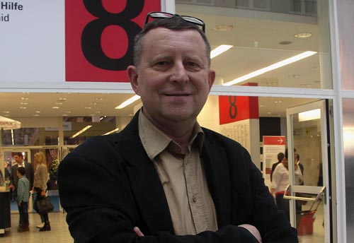 Robię strzechy niemal 30 lat i nadal lubię to robić! O strzechach wiem wszystko, ciągle jednak udaje mi się poszerzać wiedzę w zakresie różnic technologii w różnych krajach!